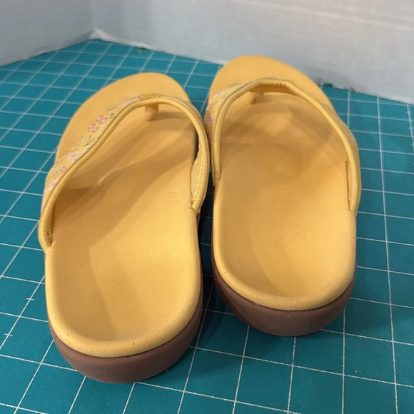 Yellow Floral Spenco Yumi Style Orthotic Flip Flops Size 9 1/2 Wide - Picture 3 of 9